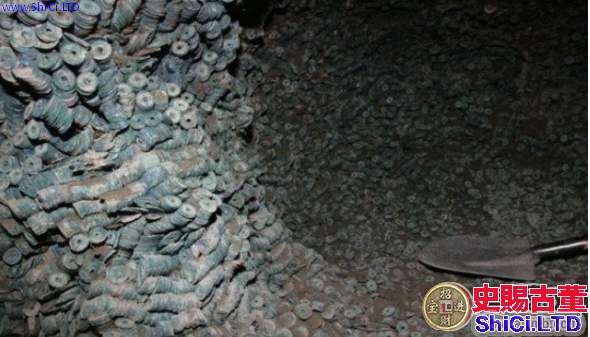 男子深山山洞發現大量古錢幣