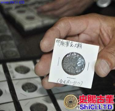 圖為劉先生在展示印度古錢幣